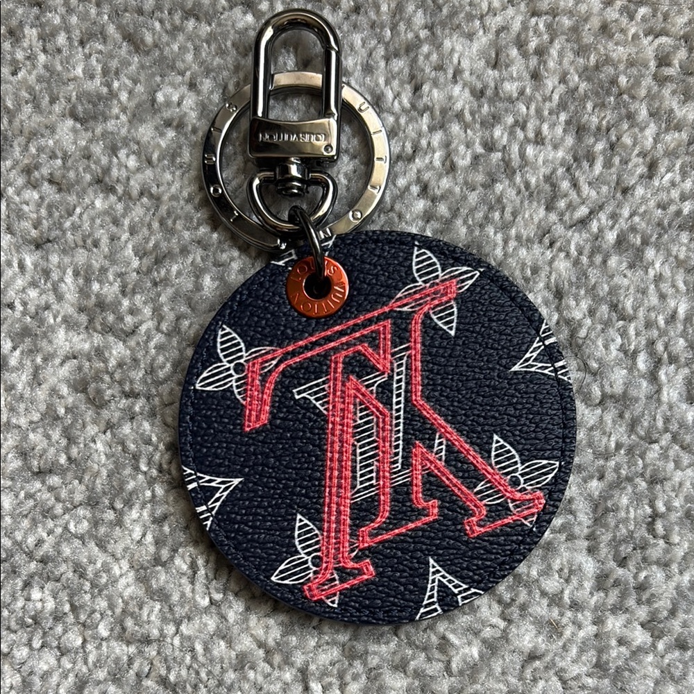 Louis Vuitton Illustre Bag Charm and Key Holder - Picture 2 of 11